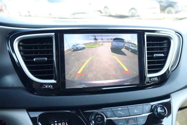 Used 2023 Chrysler Pacifica Touring-L image 22