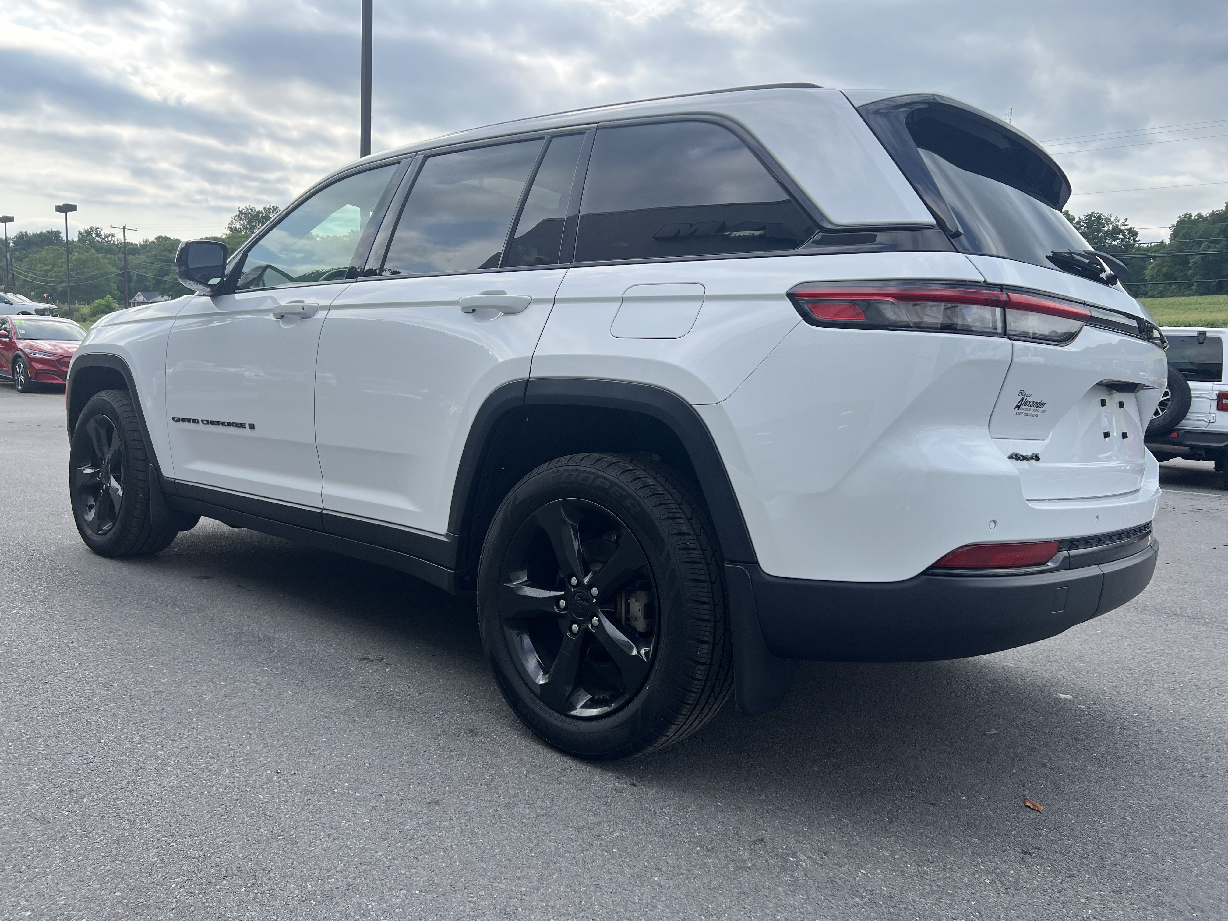 Used 2023 Jeep Grand Cherokee Altitude AWD/4WD image 6
