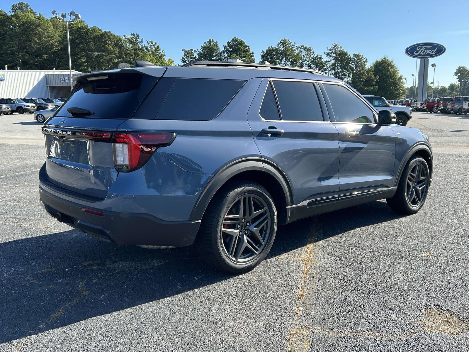 Used 2026 Ford Explorer ST-Line w/ ST-Line Street Pack RWD image 3