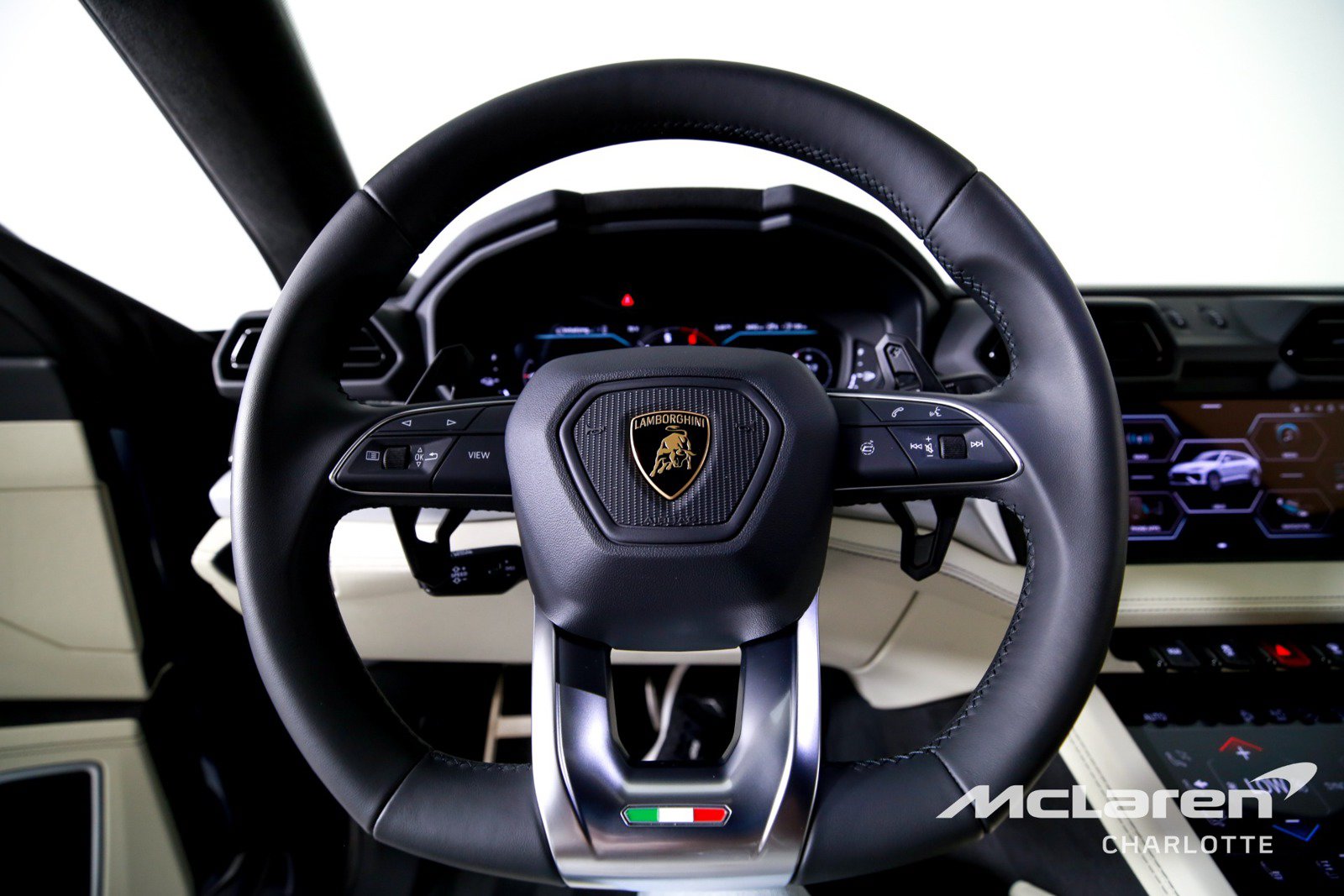 Used 2026 Lamborghini Urus SE AWD/4WD image 14