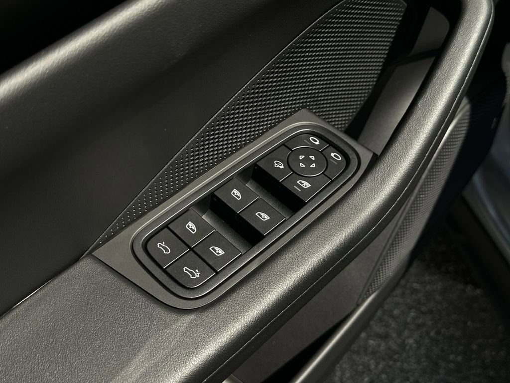 Certified 2025 Porsche Macan Electric image 9