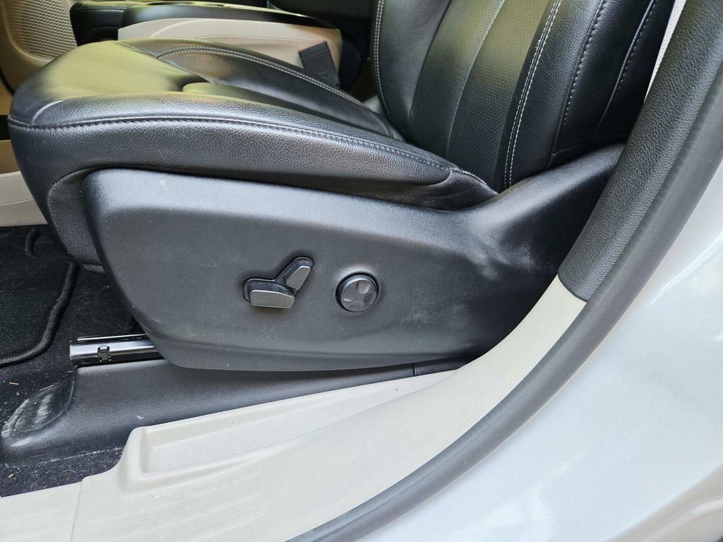 Used 2022 Chrysler Pacifica Touring-L AWD/4WD image 38