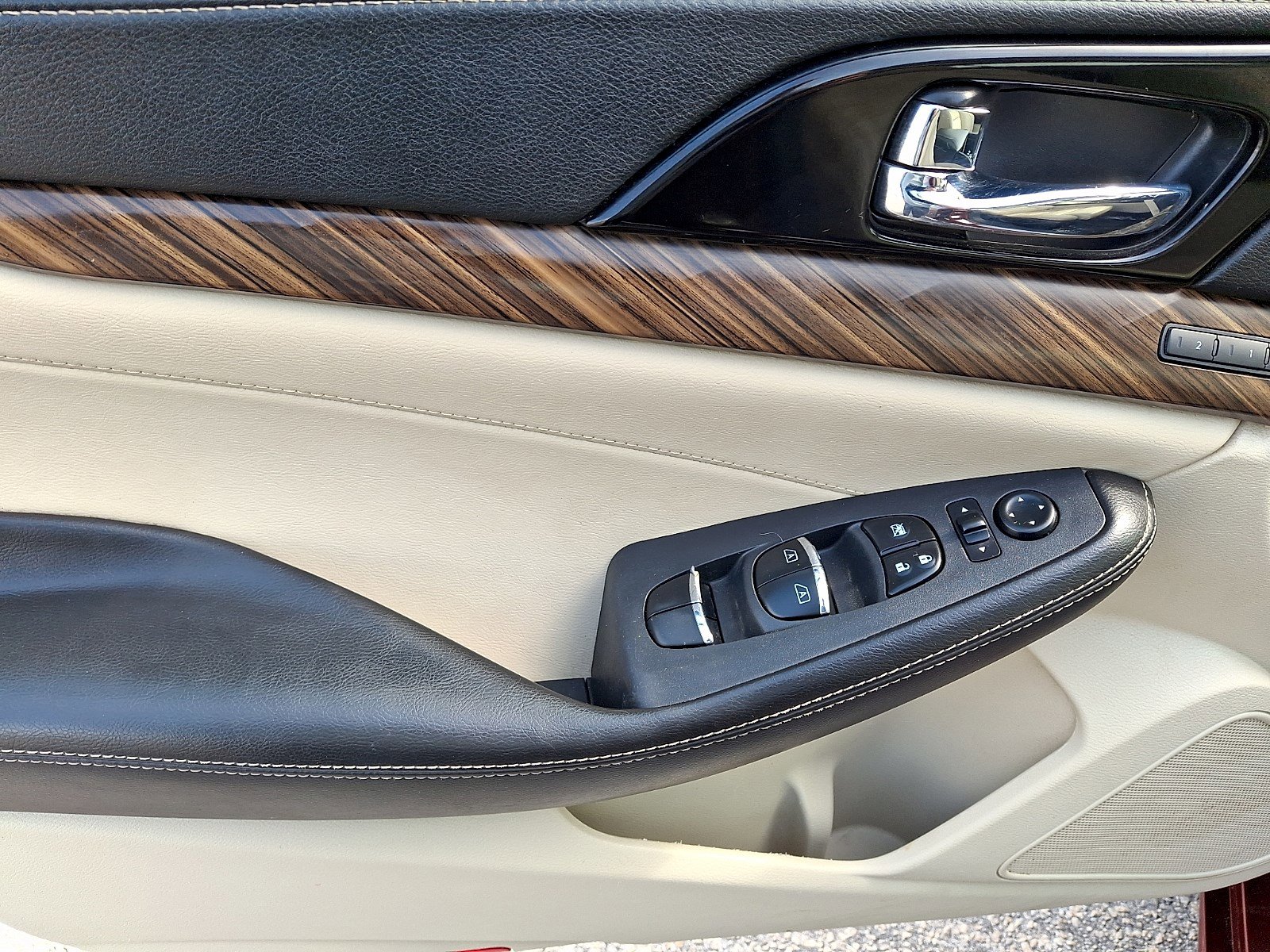 Used 2016 Nissan Maxima Platinum w/ Interior Lighting Package FWD image 11