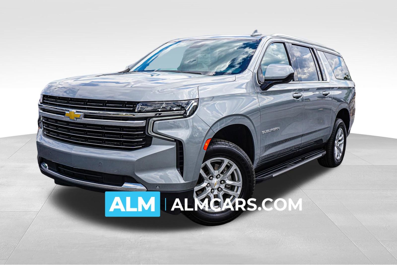Used 2024 Chevrolet Suburban LT RWD image 1
