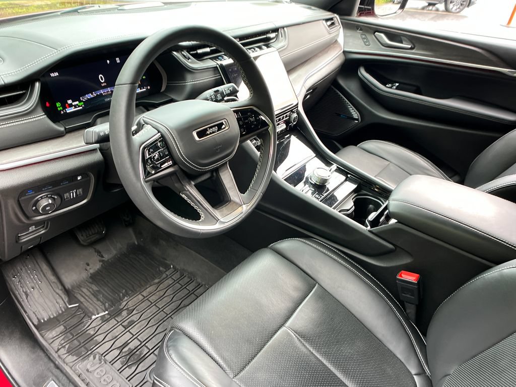 Used 2023 Jeep Grand Cherokee Overland w/ Luxury Tech Group IV AWD/4WD image 10
