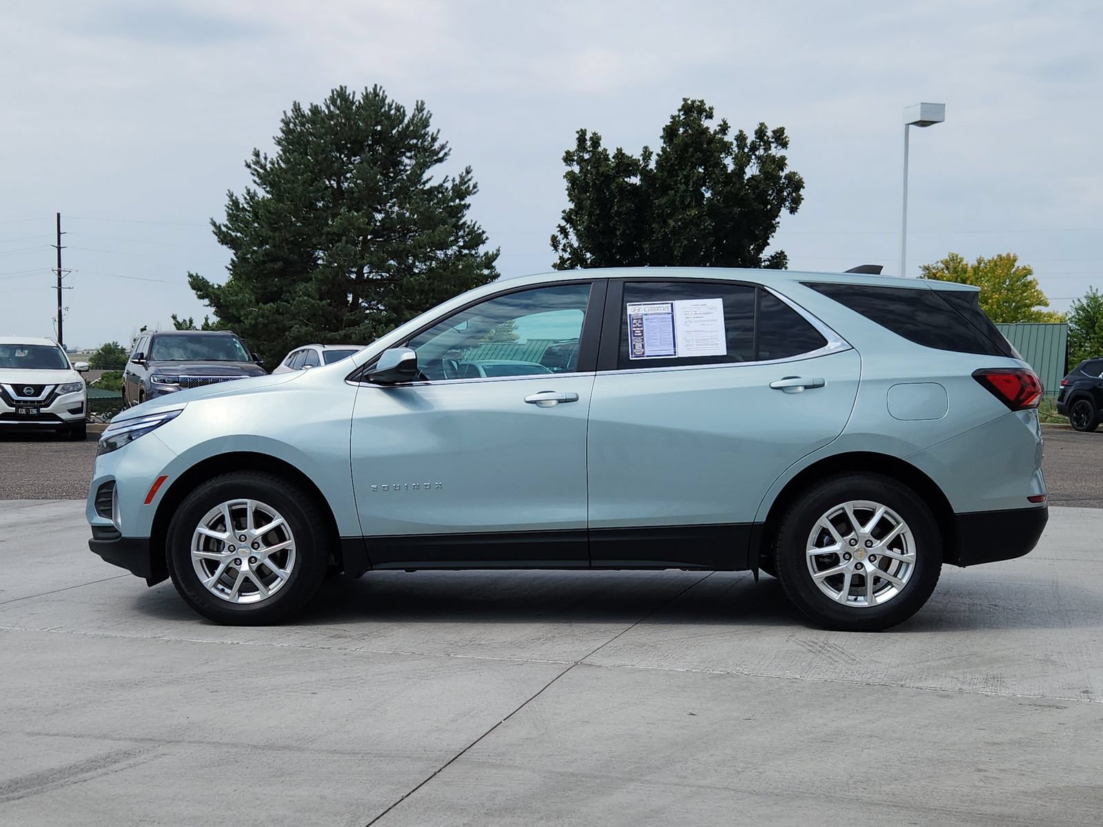 Used 2022 Chevrolet Equinox LT FWD image 2
