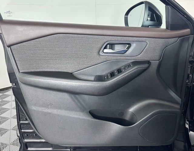 Used 2022 Nissan Rogue SV FWD image 14