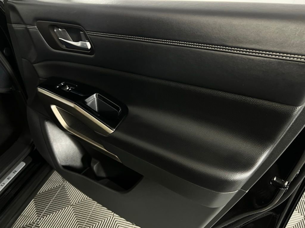 Used 2024 Nissan Pathfinder Platinum image 37