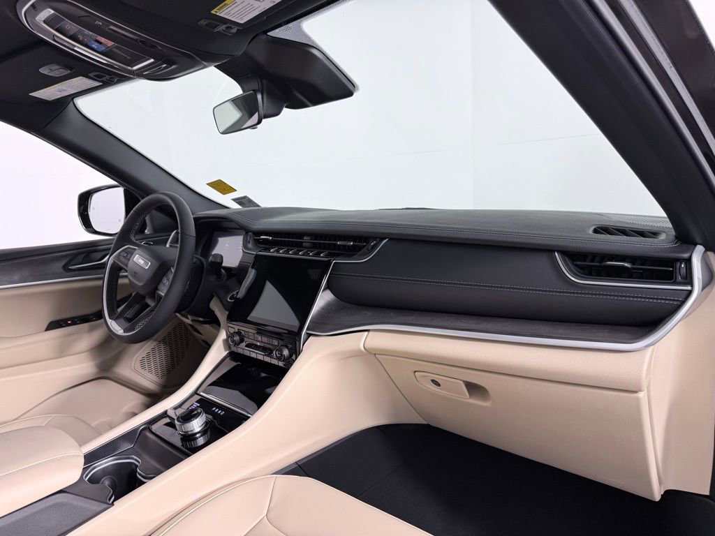 Used 2025 Jeep Grand Cherokee L Limited w/ Black Appearance Package image 26