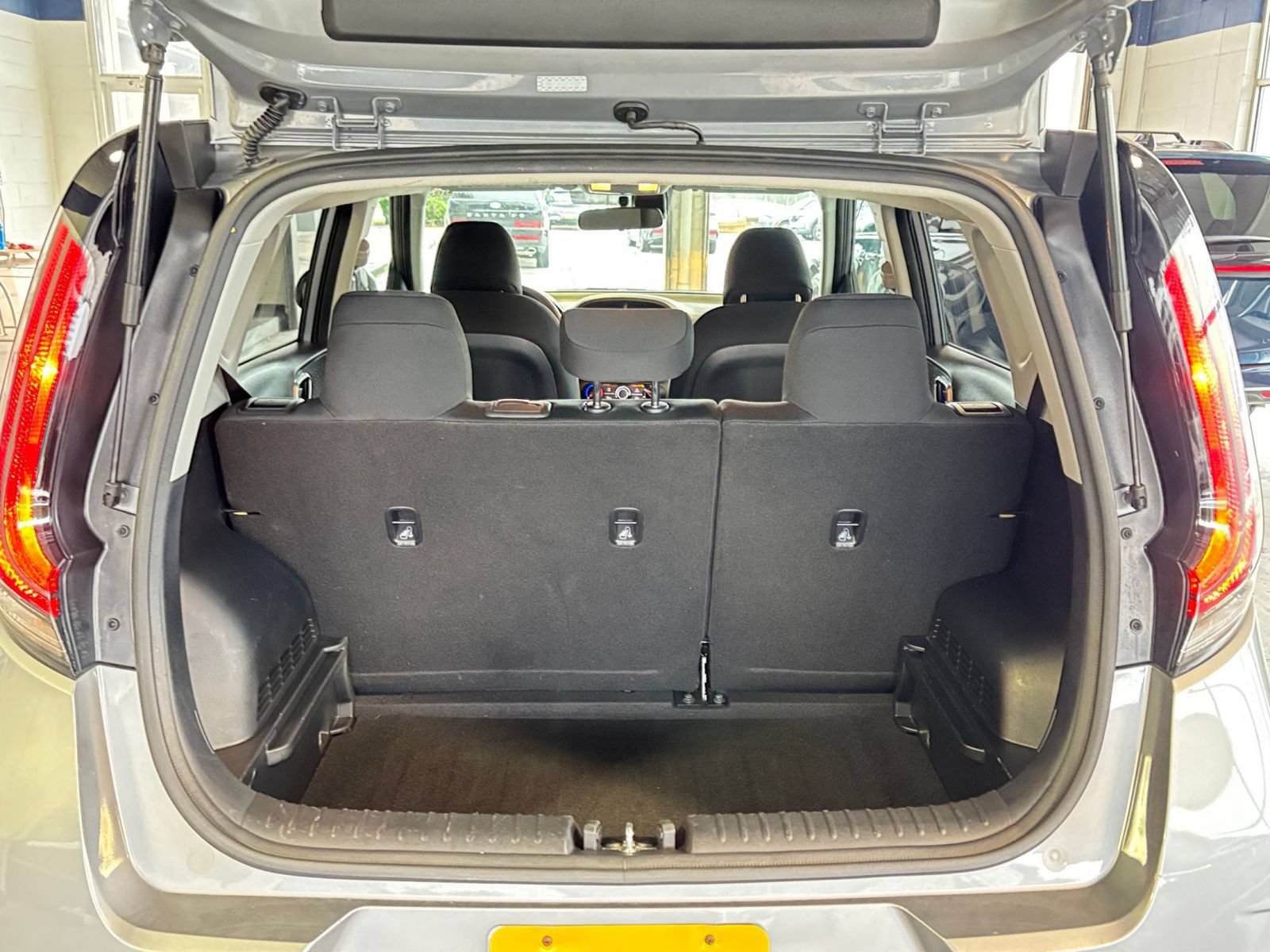 Used 2025 Kia Soul LX w/ LX Technology Package FWD image 28