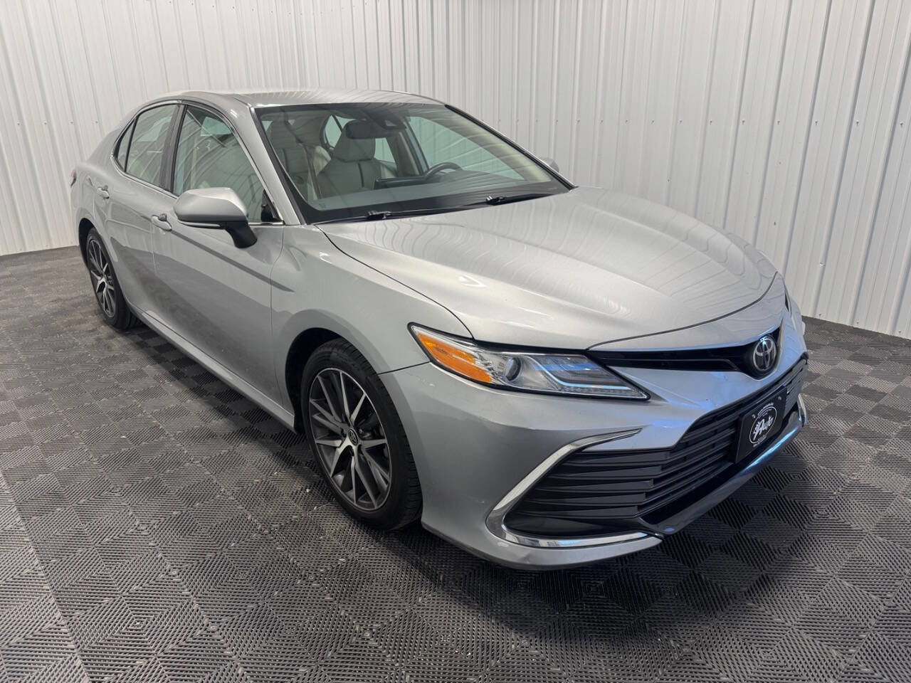 Used 2022 Toyota Camry XLE image 2