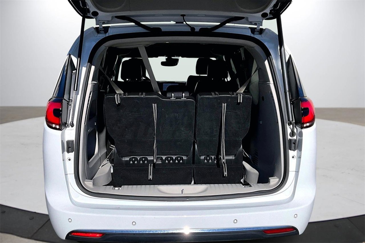 Certified 2024 Chrysler Pacifica Touring-L image 25