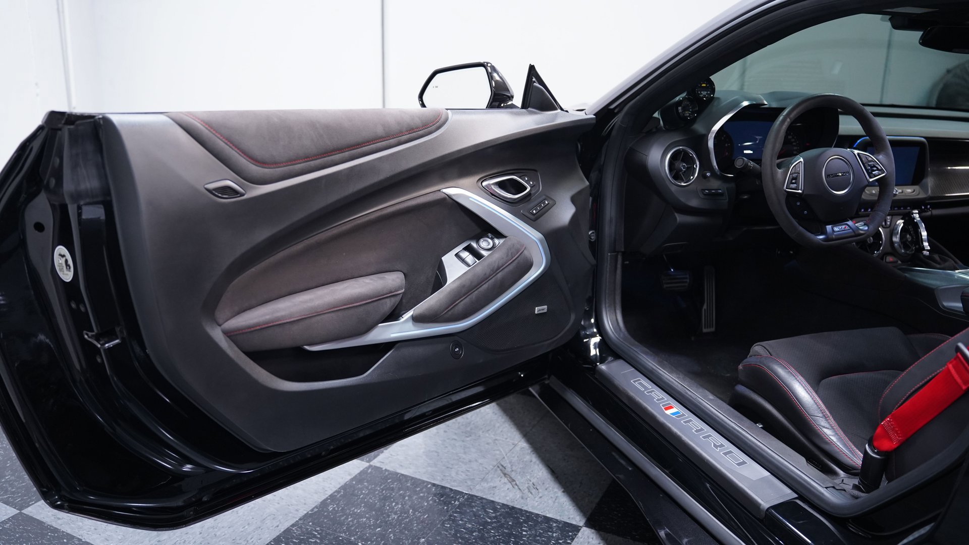 Used 2018 Chevrolet Camaro ZL1 RWD image 29