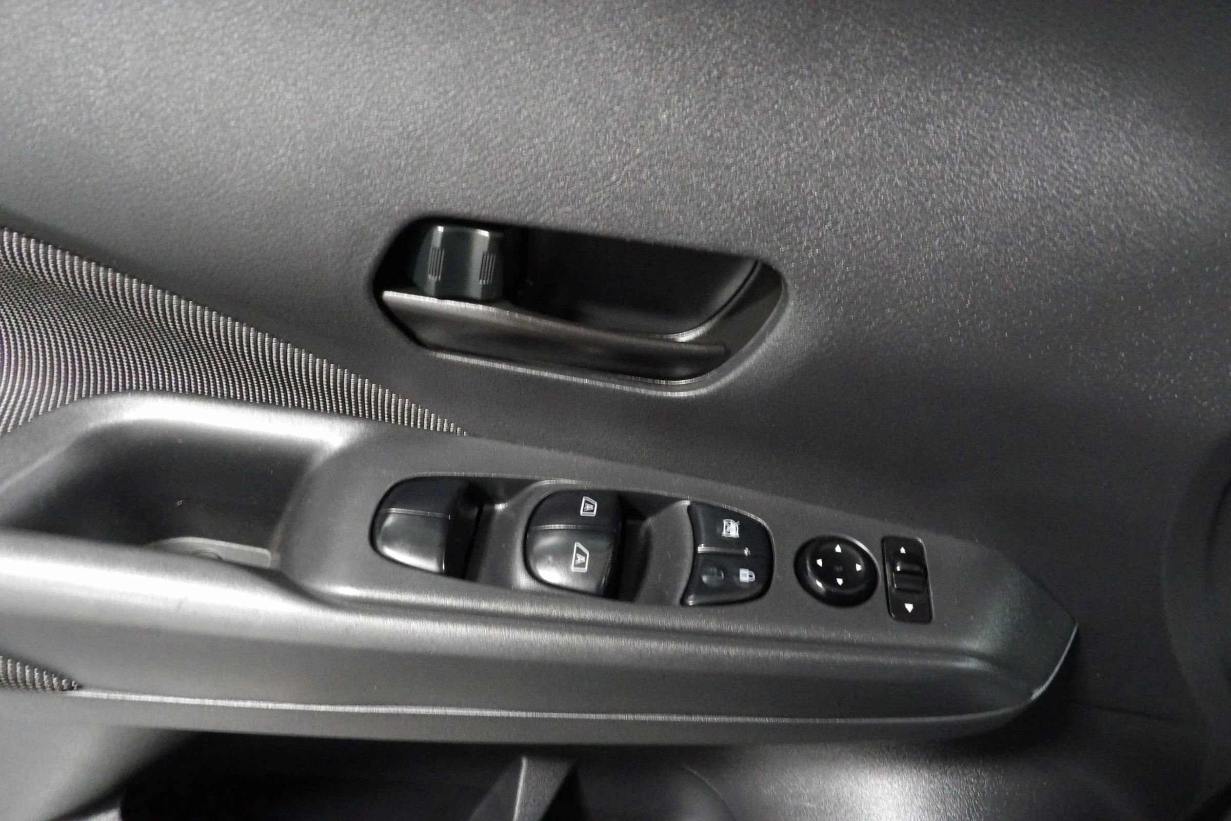 Used 2020 Nissan Kicks S image 7