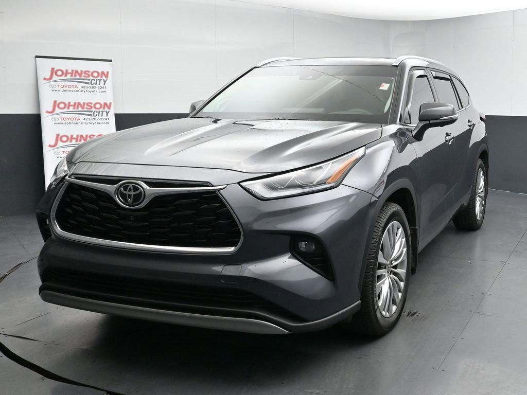 Used 2025 Toyota Highlander Platinum image 4