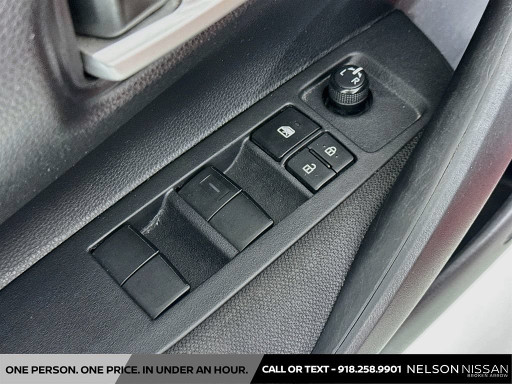 Used 2021 Toyota Corolla LE FWD image 17