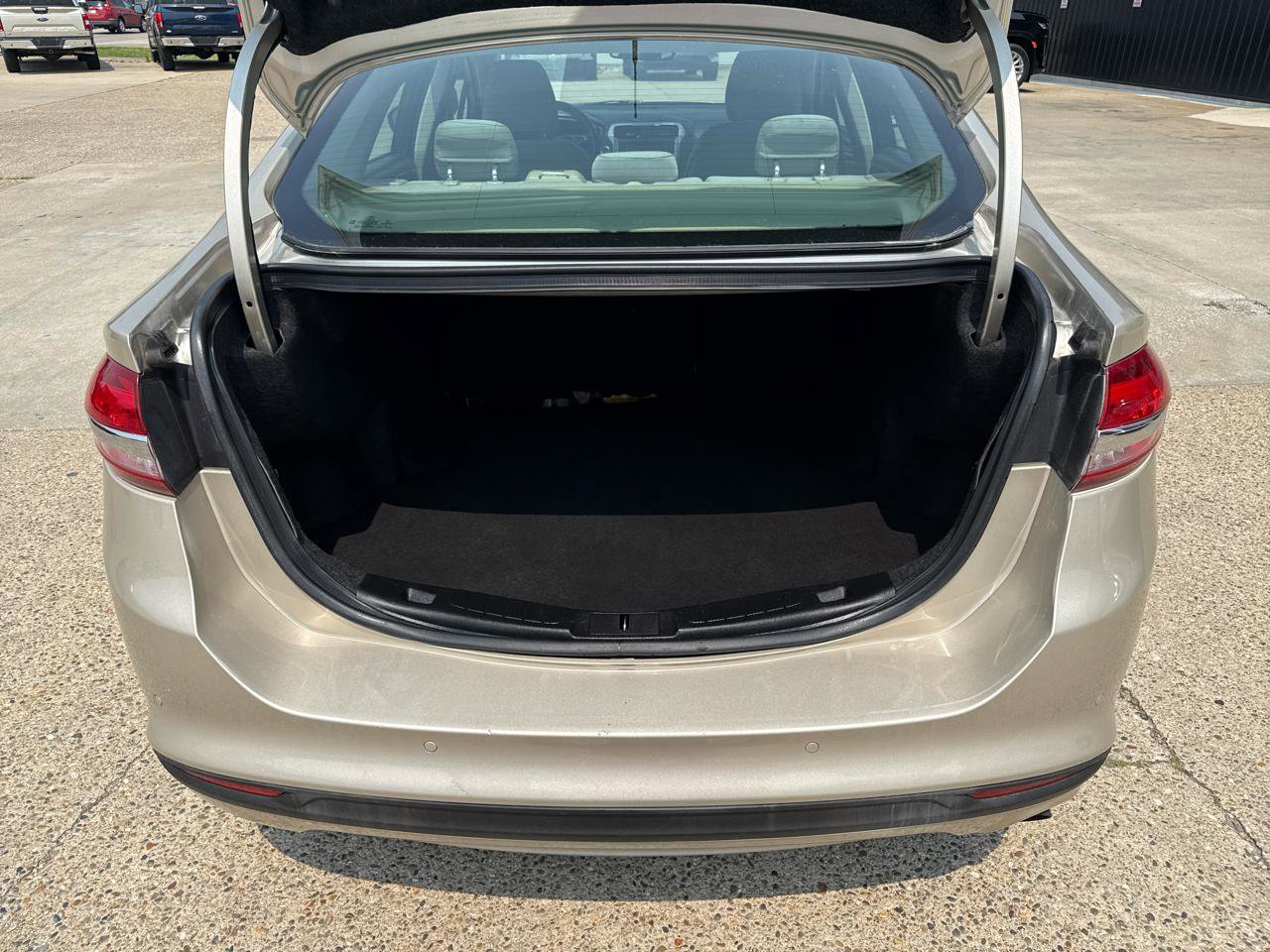 Used 2018 Ford Fusion SE image 11