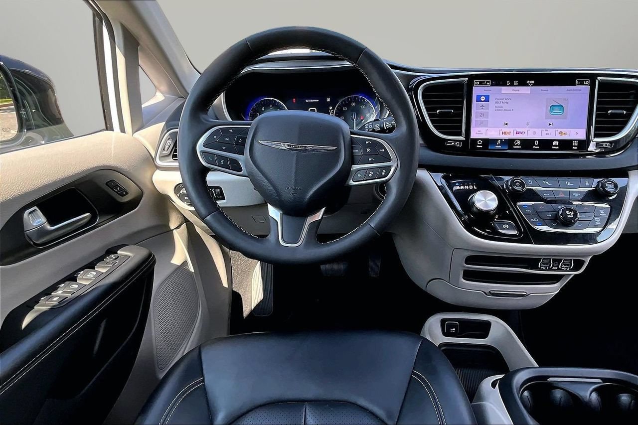 Used 2024 Chrysler Pacifica Touring-L FWD image 10