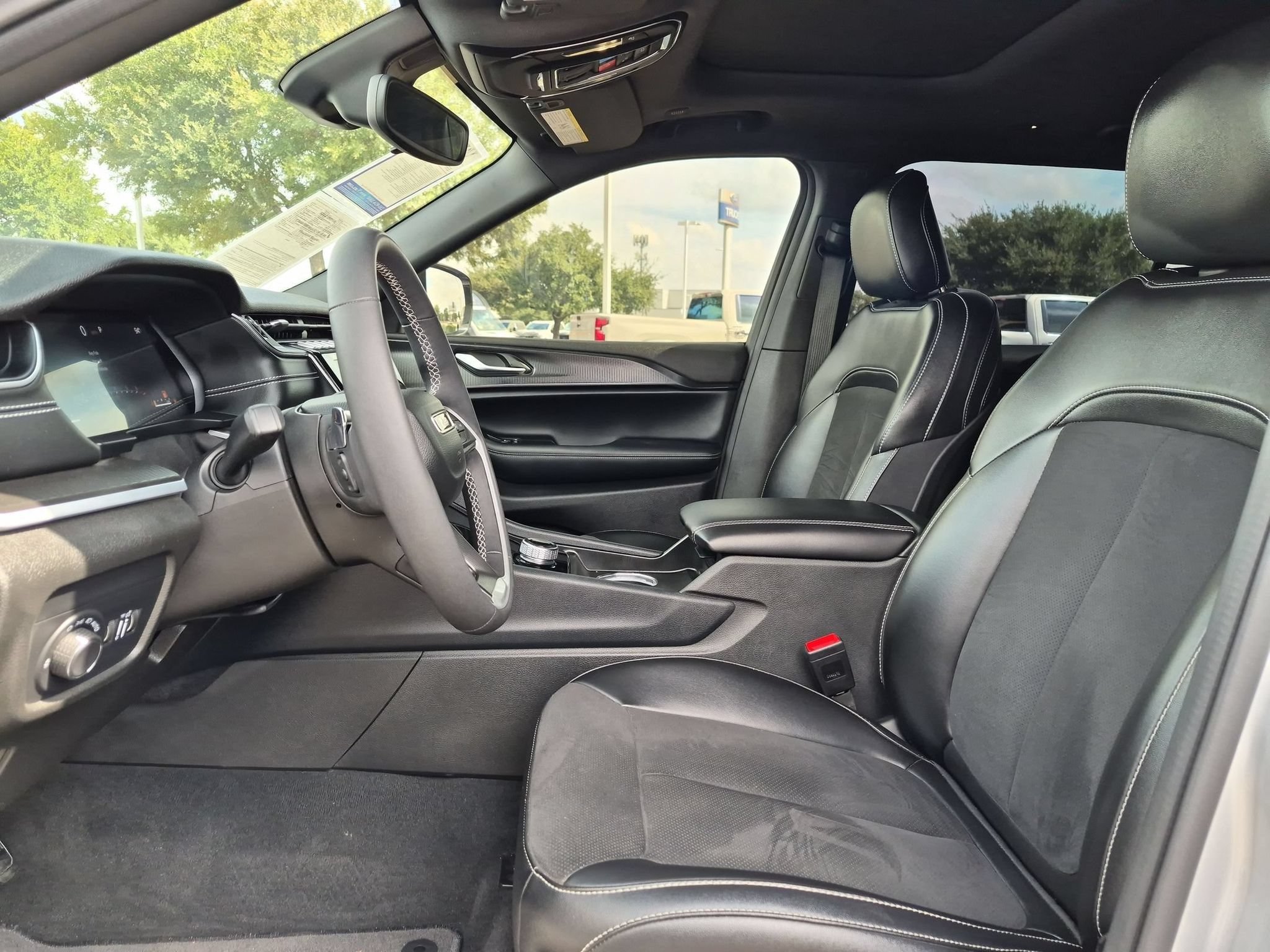 Used 2024 Jeep Grand Cherokee L Altitude RWD image 9