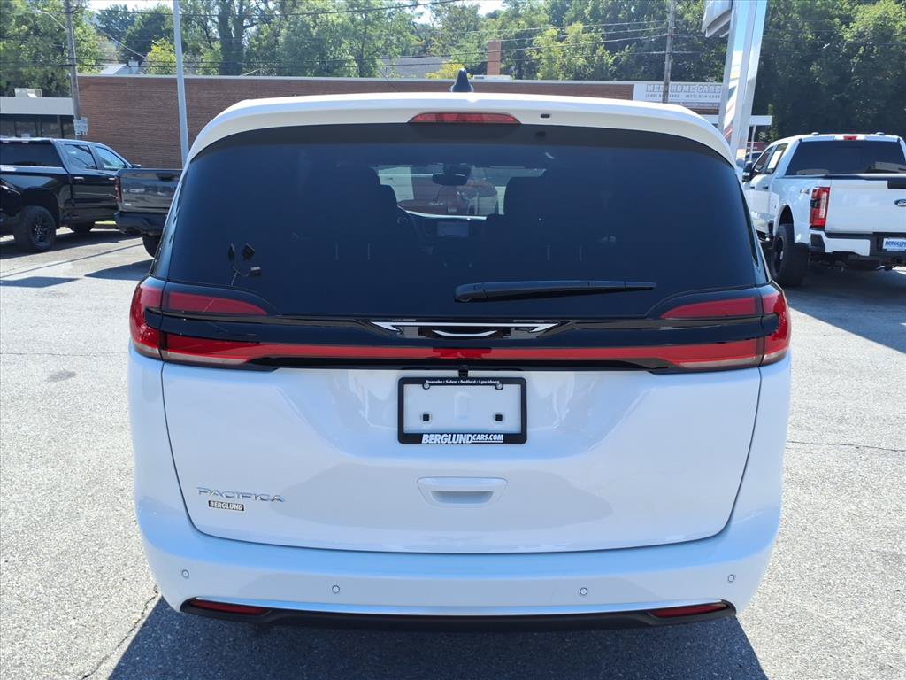 New 2027 Chrysler Pacifica Select FWD image 5