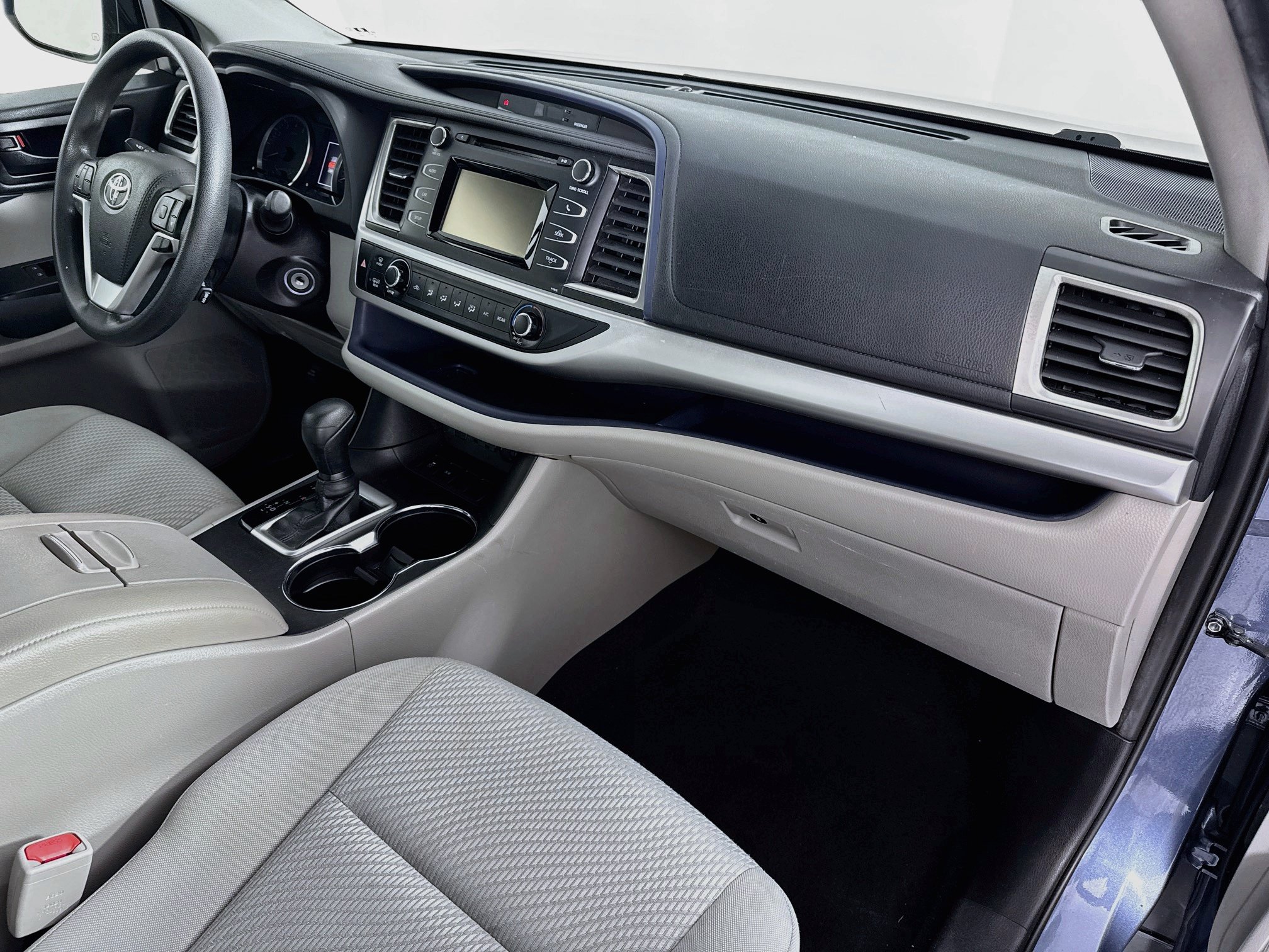 Used 2019 Toyota Highlander LE FWD image 28