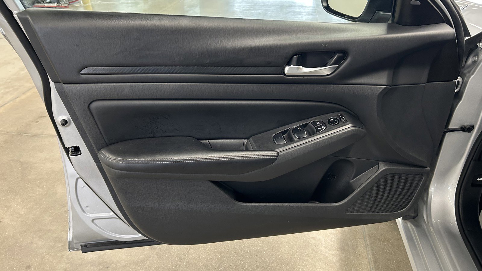 Used 2024 Nissan Altima 2.5 SV image 11