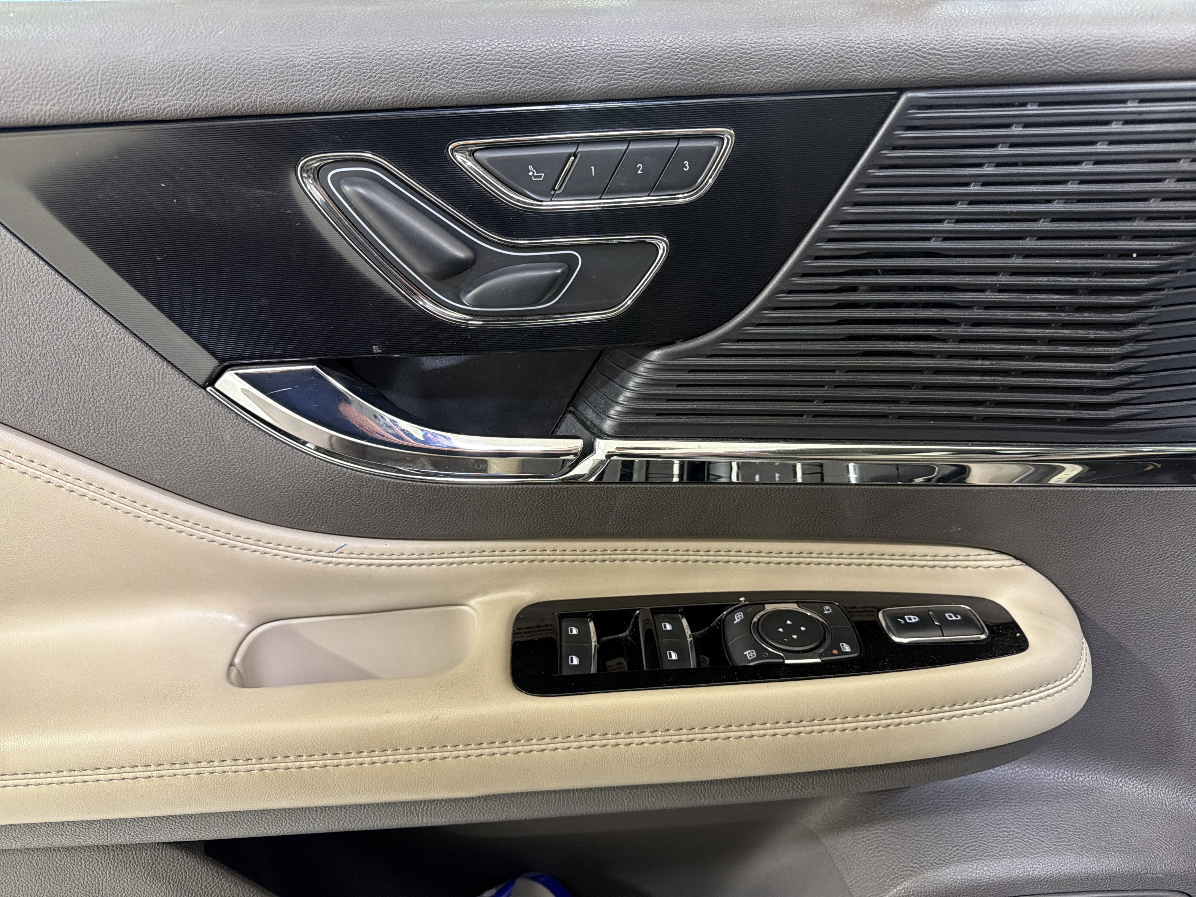 Used 2021 Lincoln Corsair FWD image 13