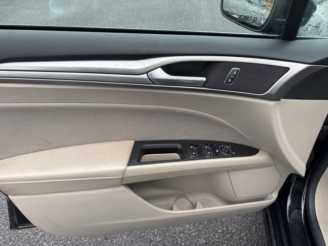 Used 2018 Ford Fusion SE w/ Fusion SE Technology Package image 14