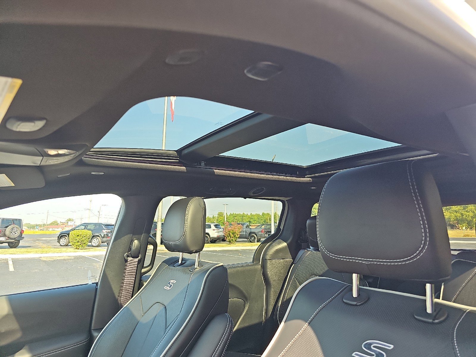 New 2026 Chrysler Pacifica Limited image 20