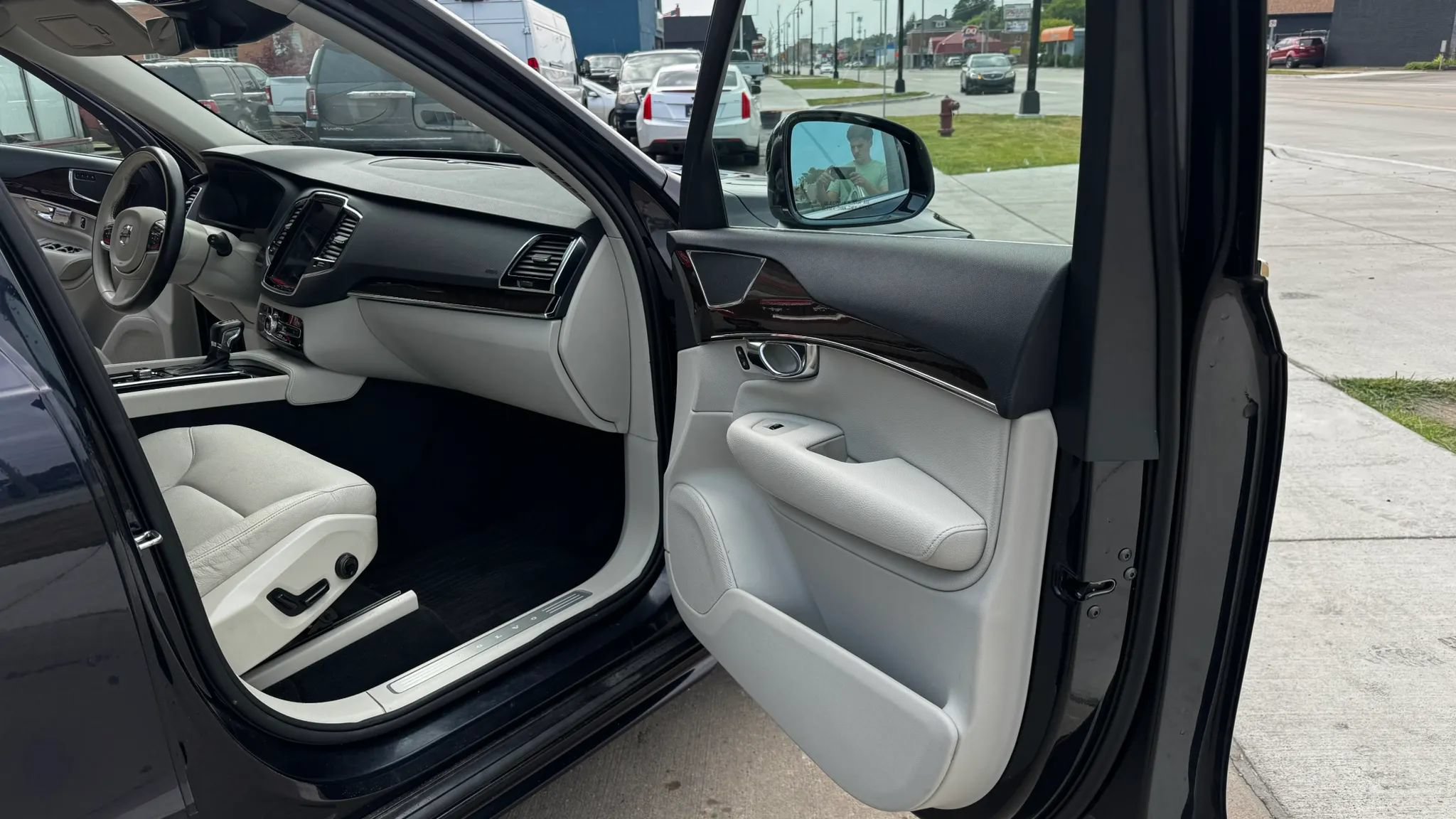 Used 2016 Volvo XC90 T6 Momentum w/ Momentum Plus Package AWD/4WD image 10