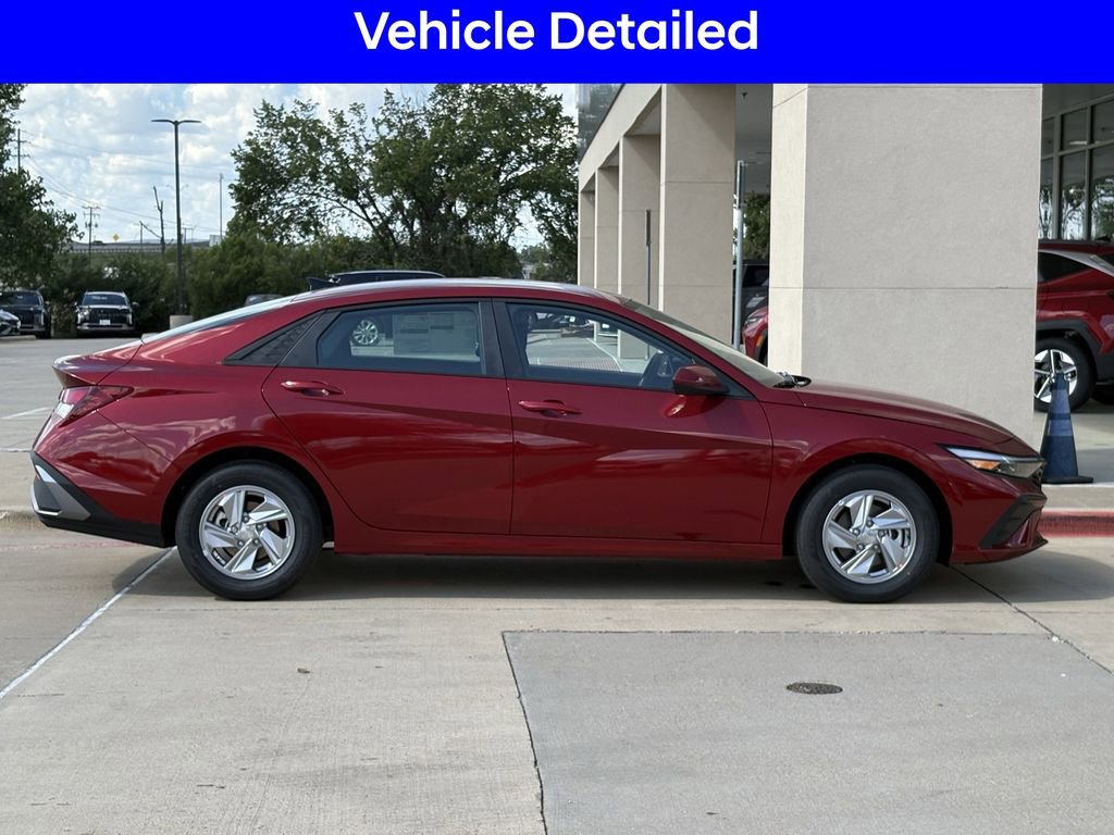 New 2025 Hyundai Elantra SE image 3