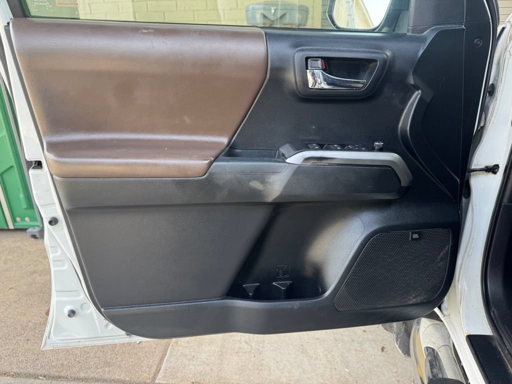 Used 2016 Toyota Tacoma Limited AWD/4WD image 12