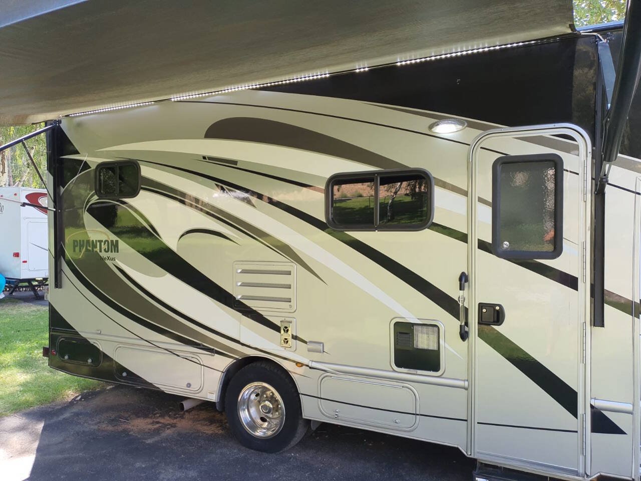 Used 2018 Ford E-450 and Econoline 450 Super Duty w/ Motorhome Prep Package RWD image 3