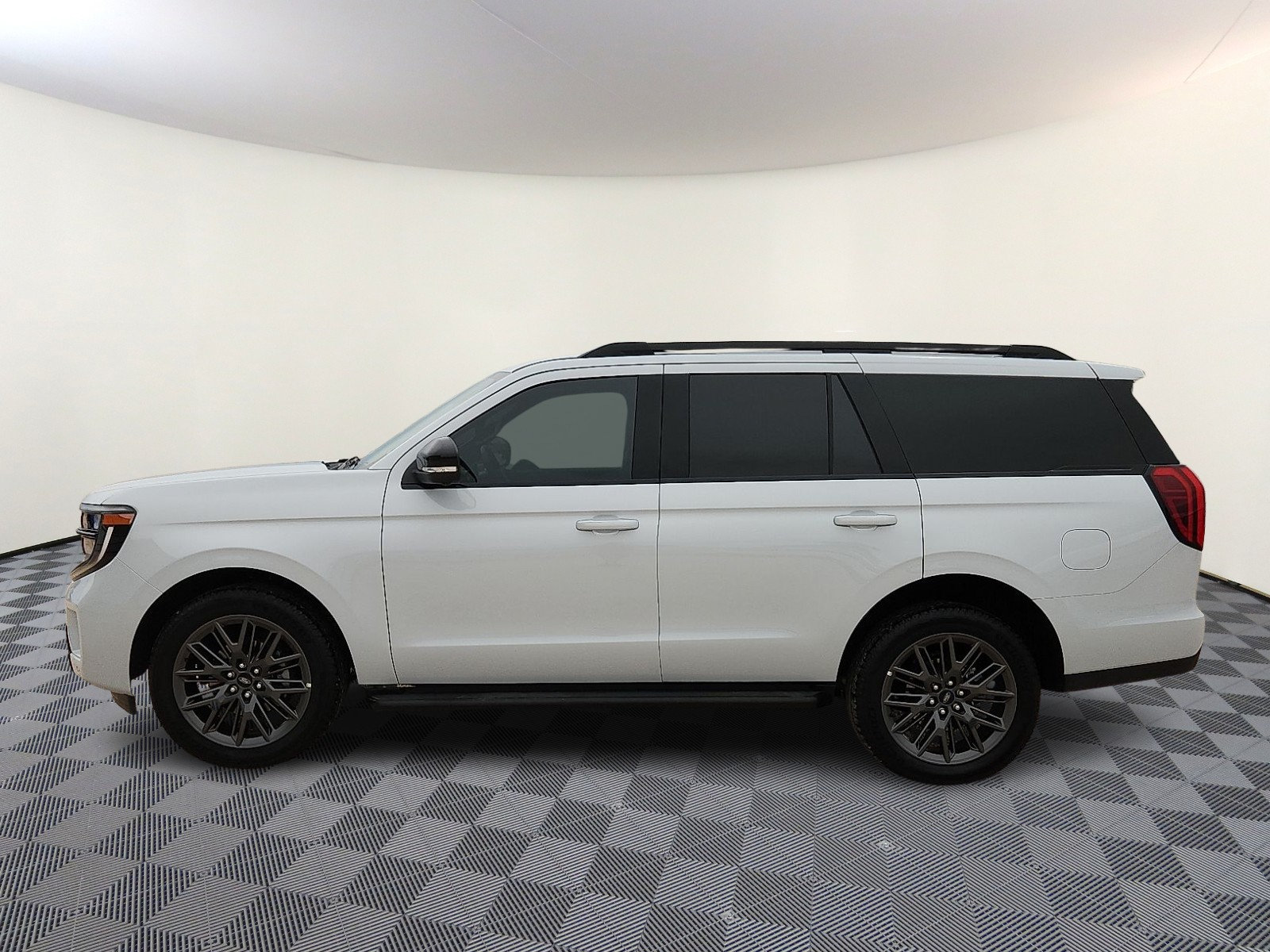 Used 2026 Ford Expedition Platinum w/ Stealth Appearance Package AWD/4WD image 2