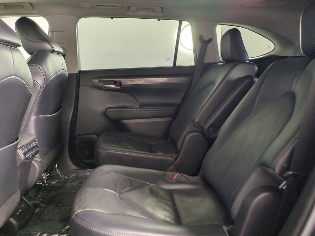 Used 2021 Toyota Highlander Platinum image 17