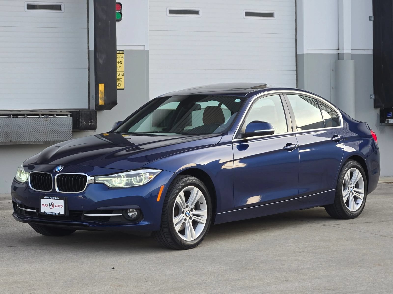 Used 2018 BMW 330i xDrive Sedan w/ Premium Package AWD/4WD image 4
