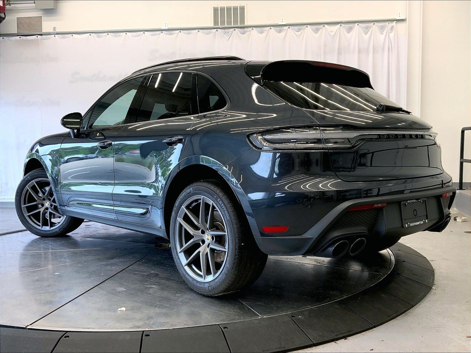Certified 2024 Porsche Macan AWD/4WD image 3