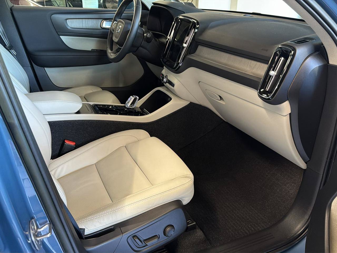 Used 2023 Volvo XC40 B5 Plus w/ Driver Assist Package AWD/4WD image 25