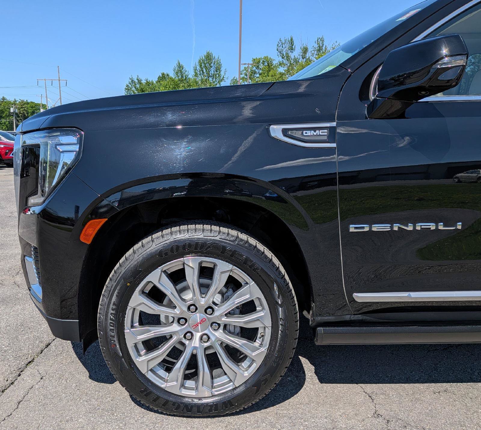 Used 2023 GMC Yukon XL Denali AWD/4WD image 3