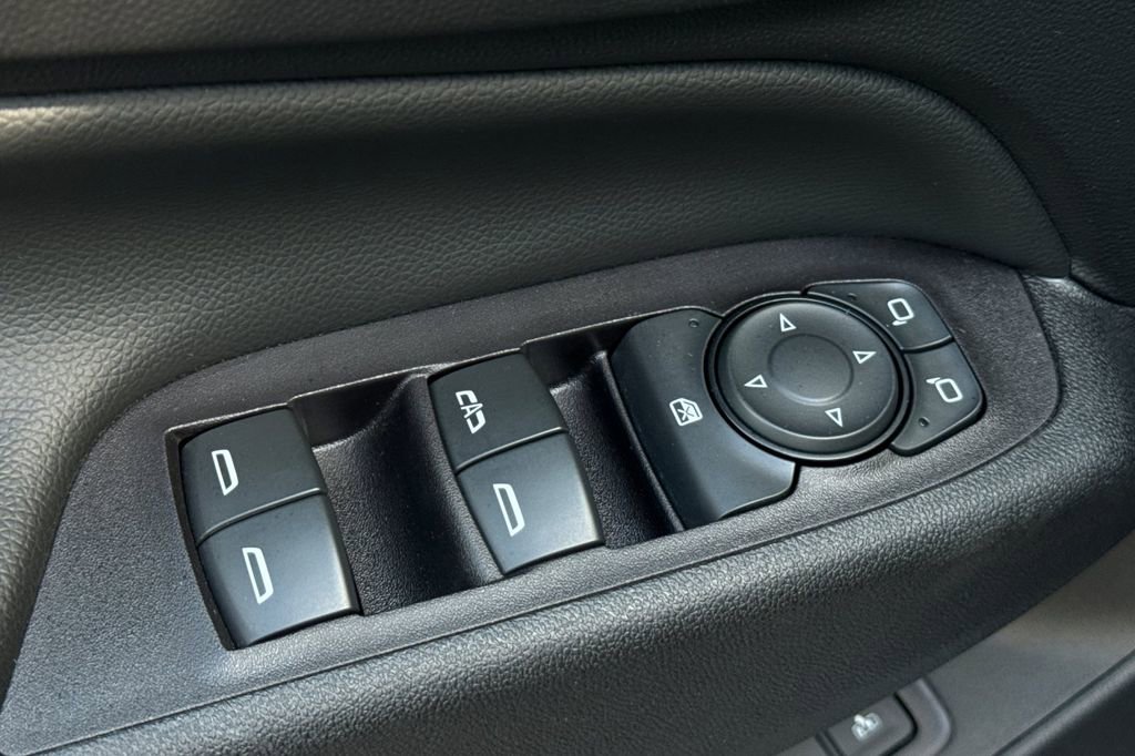 Used 2020 Chevrolet Equinox LT w/ Sport Edition FWD image 12