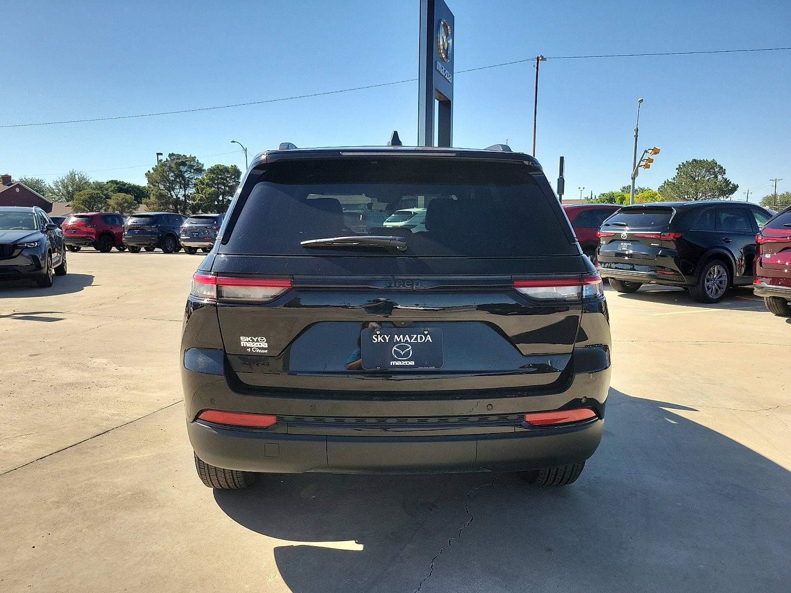 Used 2025 Jeep Grand Cherokee Altitude AWD/4WD image 6