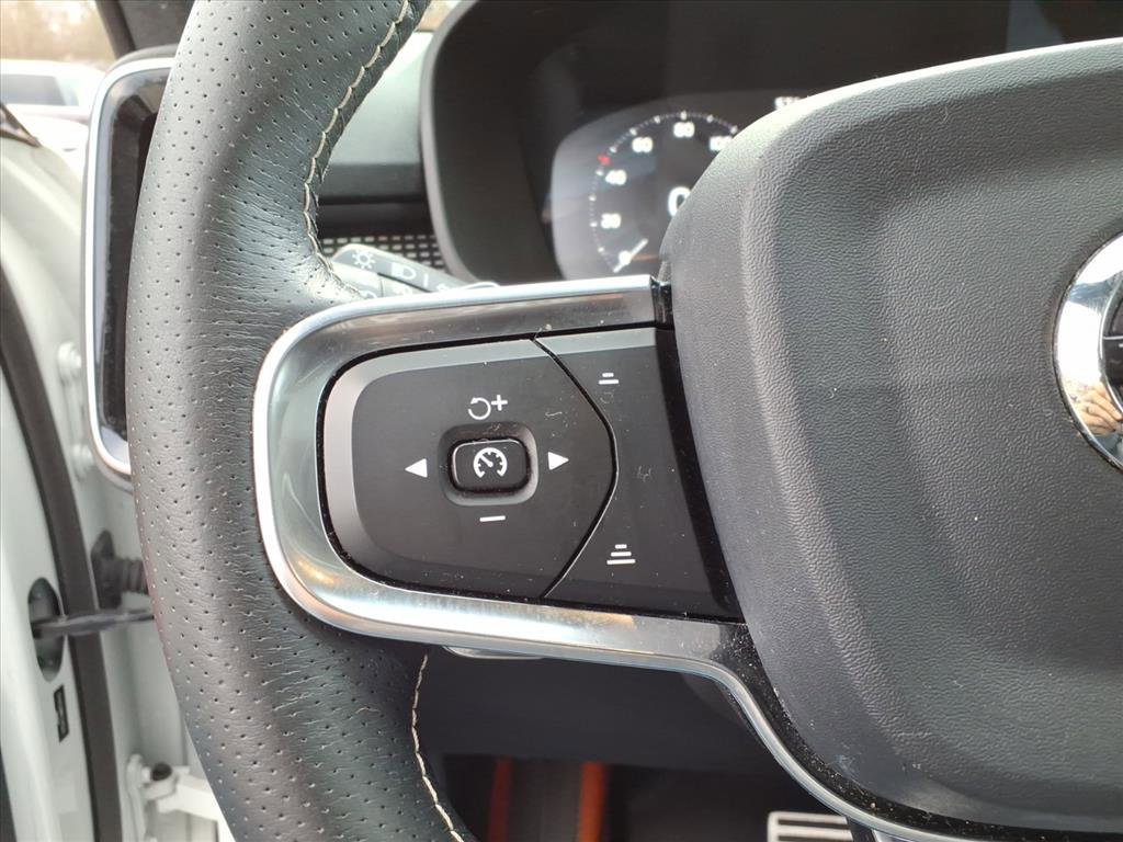 Used 2020 Volvo XC40 T4 R-Design w/ Protection Package Premier image 28