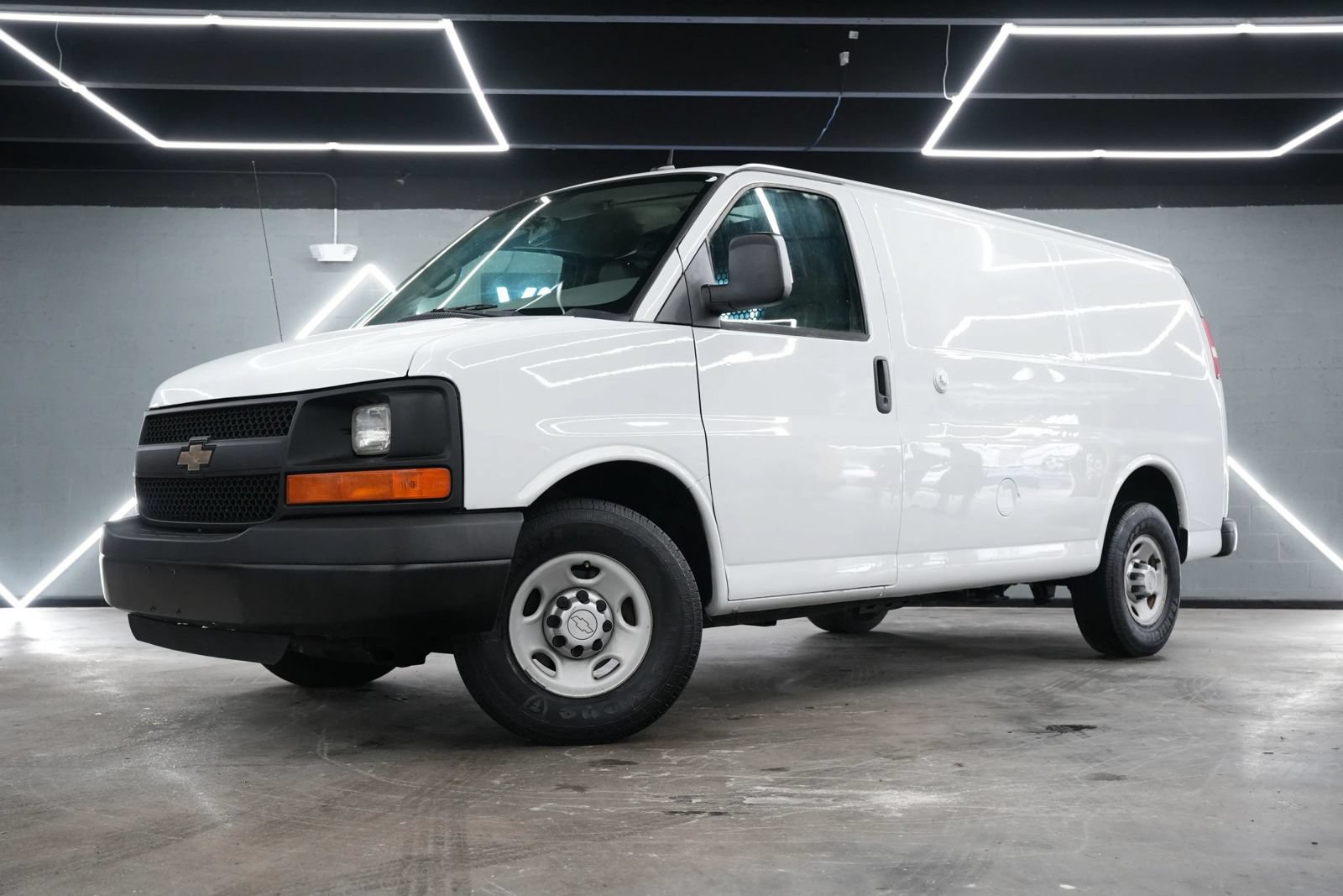 Used 2015 Chevrolet Express 2500 RWD image 2
