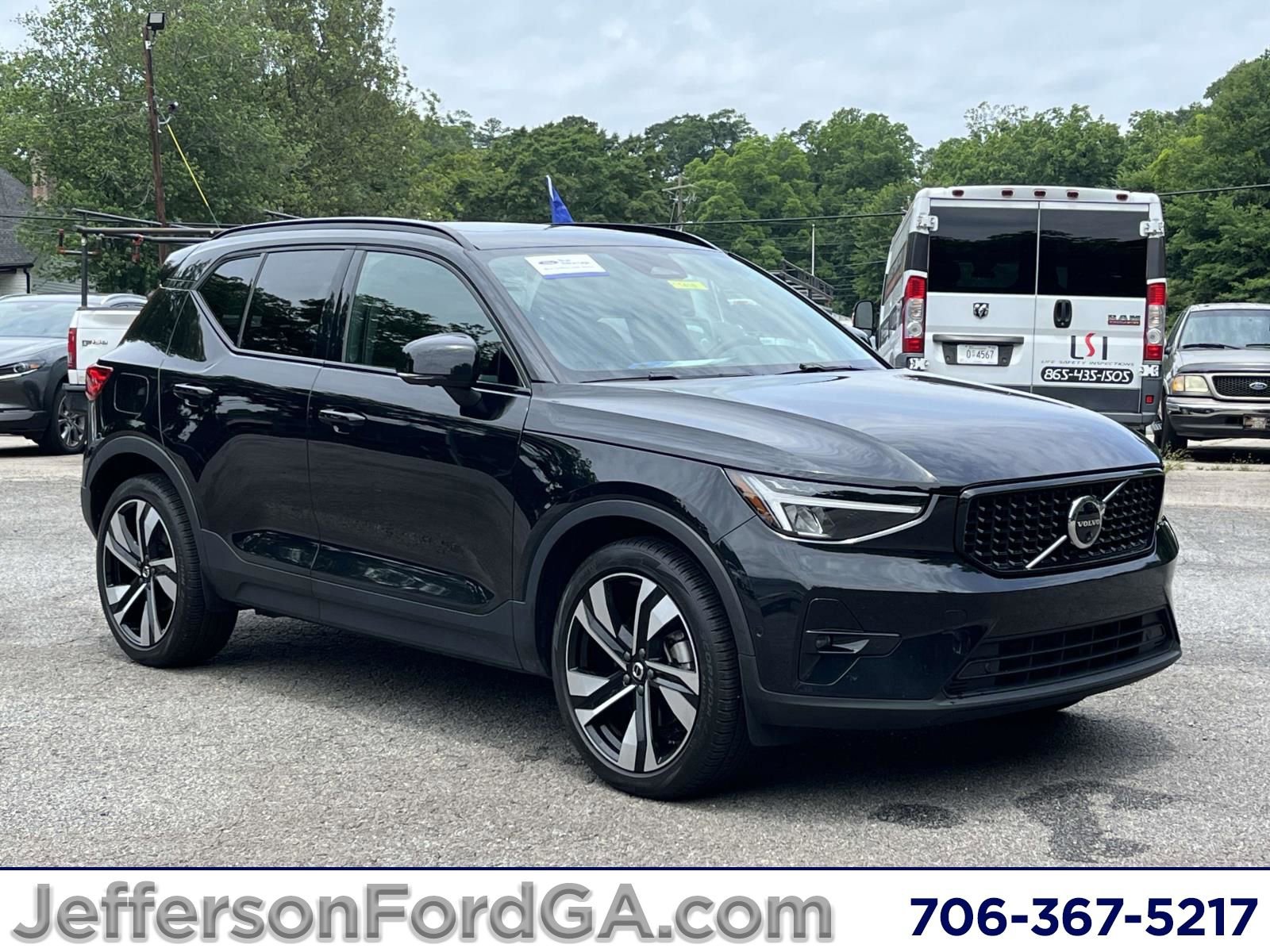 Used 2025 Volvo XC40 B5 Plus AWD/4WD video 1