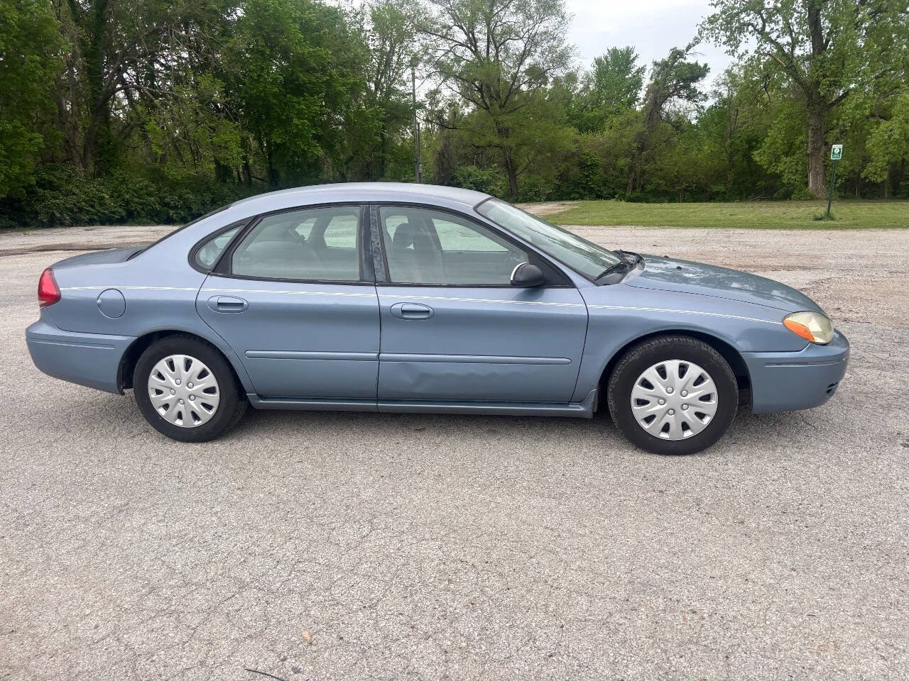 Used 2006 Ford Taurus SE image 4