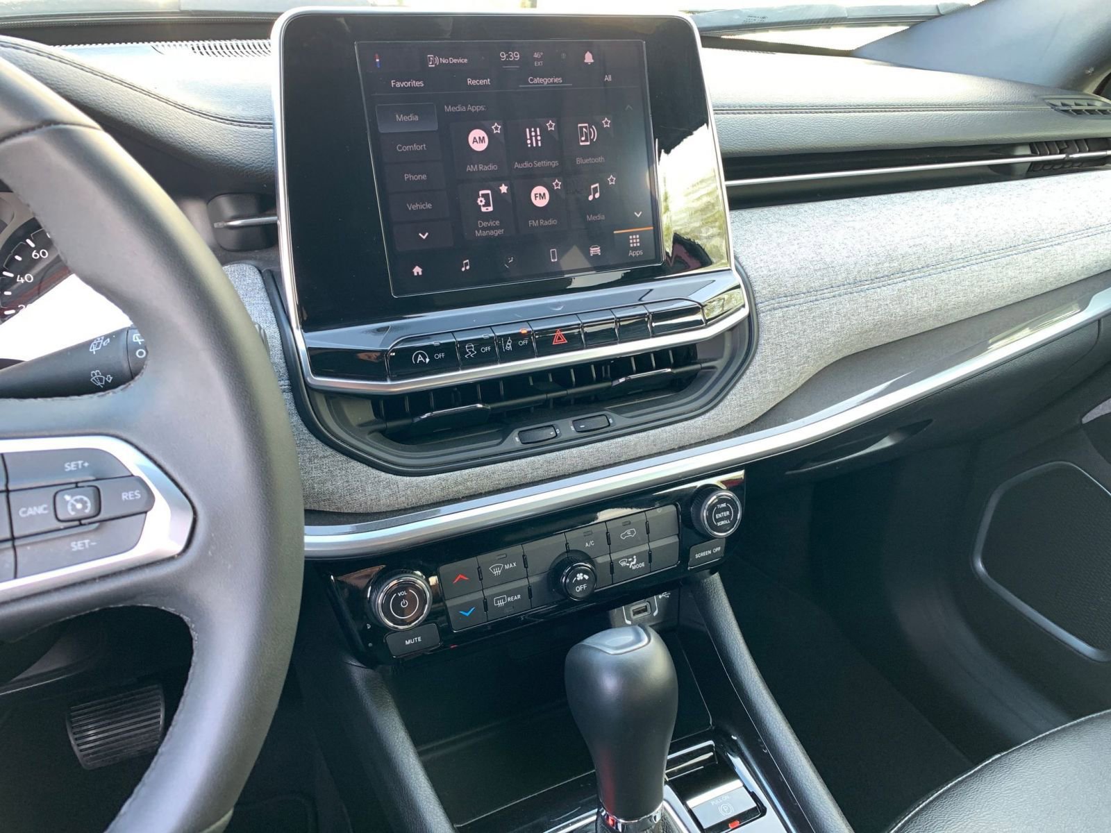 Used 2025 Jeep Compass Latitude image 17