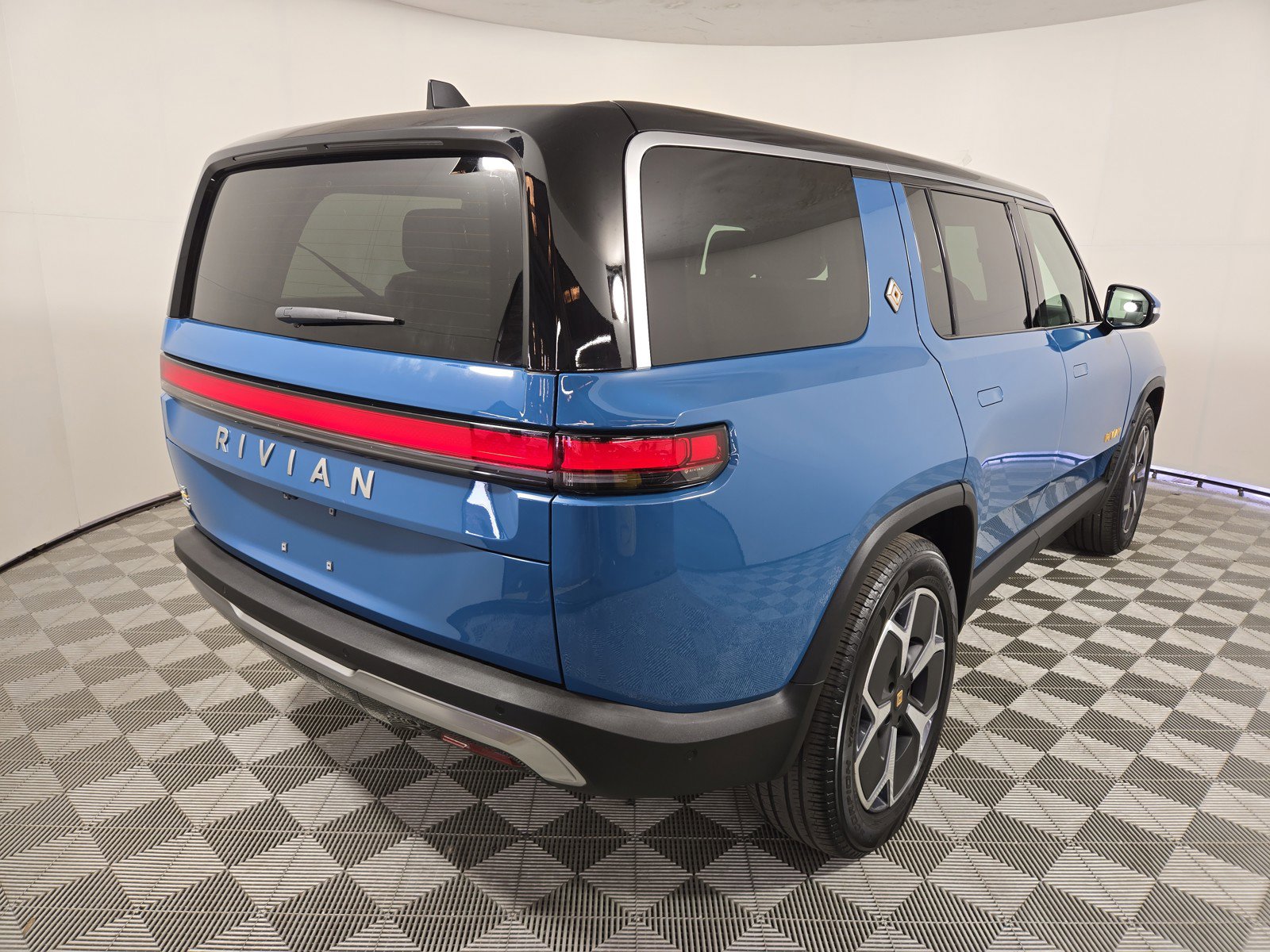 Used 2024 Rivian R1S Adventure AWD/4WD image 5