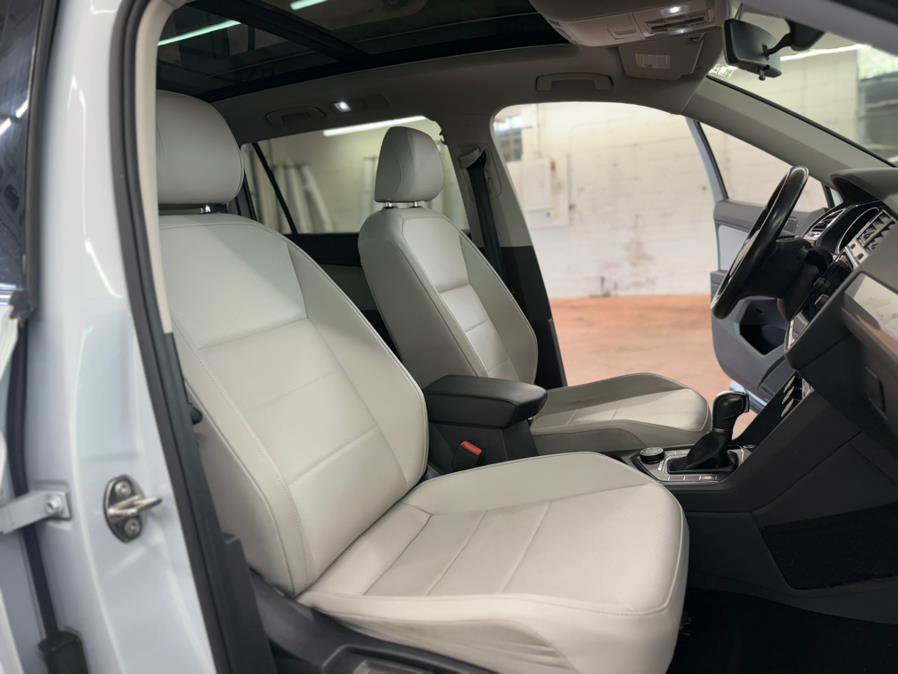 Used 2018 Volkswagen Tiguan SE w/ Panoramic Sunroof Package AWD/4WD image 31