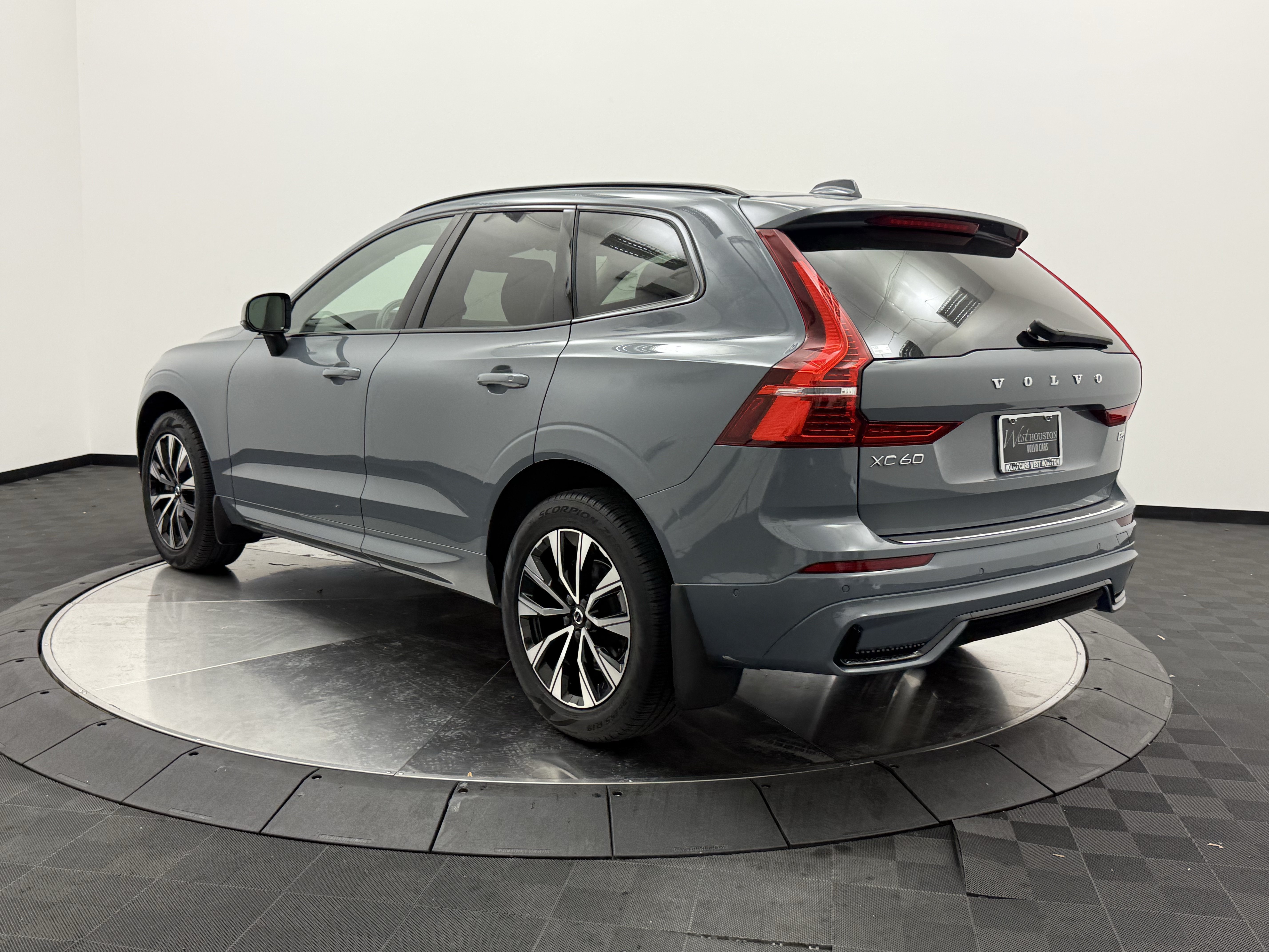 Certified 2023 Volvo XC60 B5 Plus w/ Climate Package FWD image 5