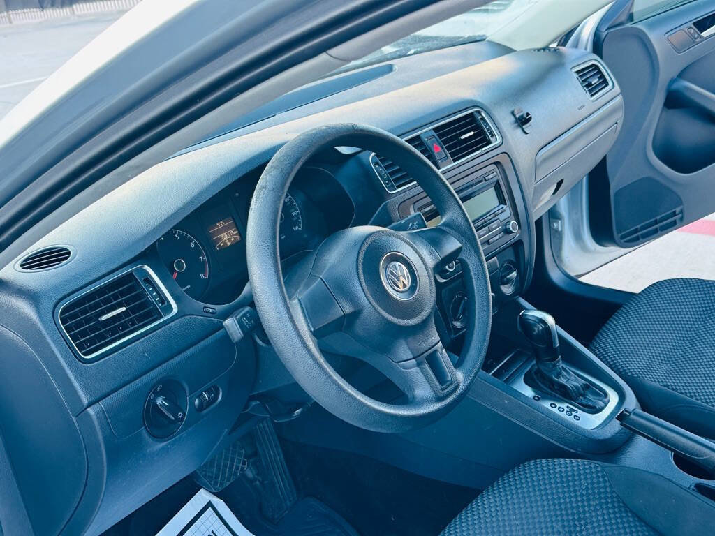 Used 2011 Volkswagen Jetta Base 4dr Sedan 6A image 15